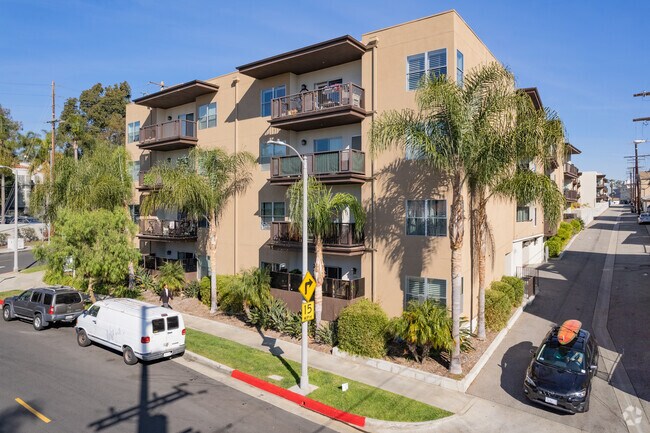7100 Alvern St Los Angeles, CA 90045 - Tremont Apartments