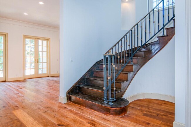 Photo - 321 S Palm Dr