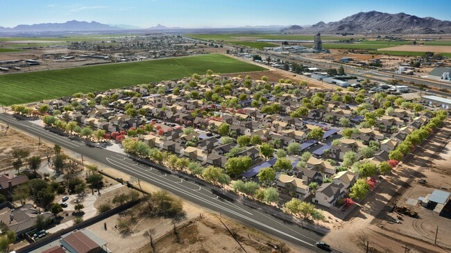 *La imagen mostrada es solo para fines ilustrativos y puede no ser una representación exacta del producto. - Townhomes on Earley