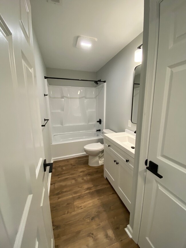 Full hall bath - 263 S York Rd Unit 110