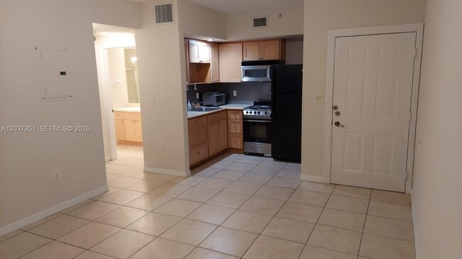 Building Photo - 2630 SW 28th St Unit 14