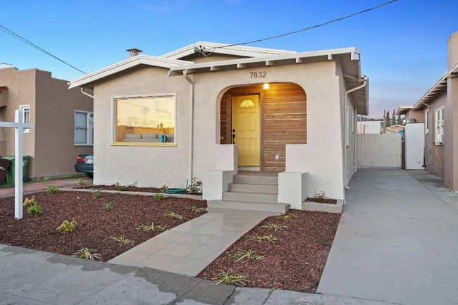 Photo - 7832 Weld St House