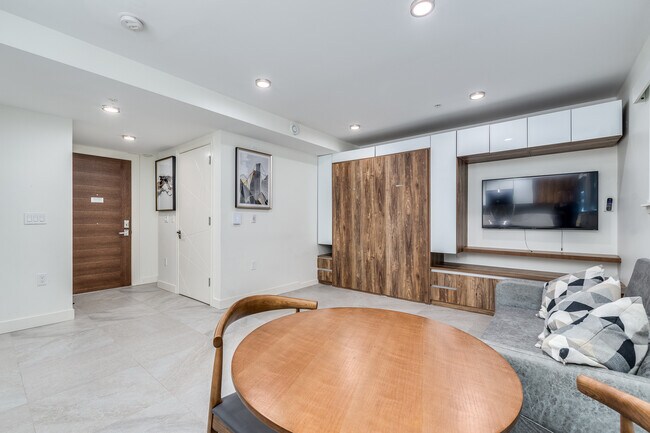 Building Photo - 1170 Barclay St Unit 002