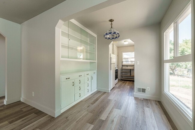 Photo - MOVE IN SPECIAL - Charming 1950’s Two-Bedr... Unidad Upstairs