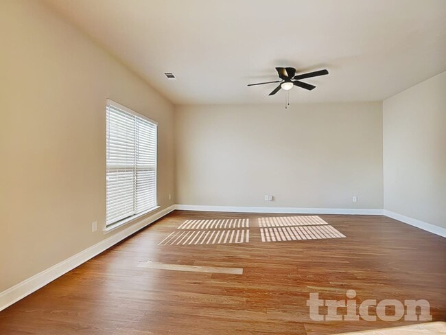 Photo - 667 Dandelion Row