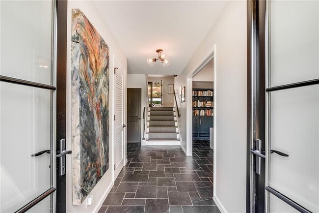 Photo - 1100 Kingston Dr NE