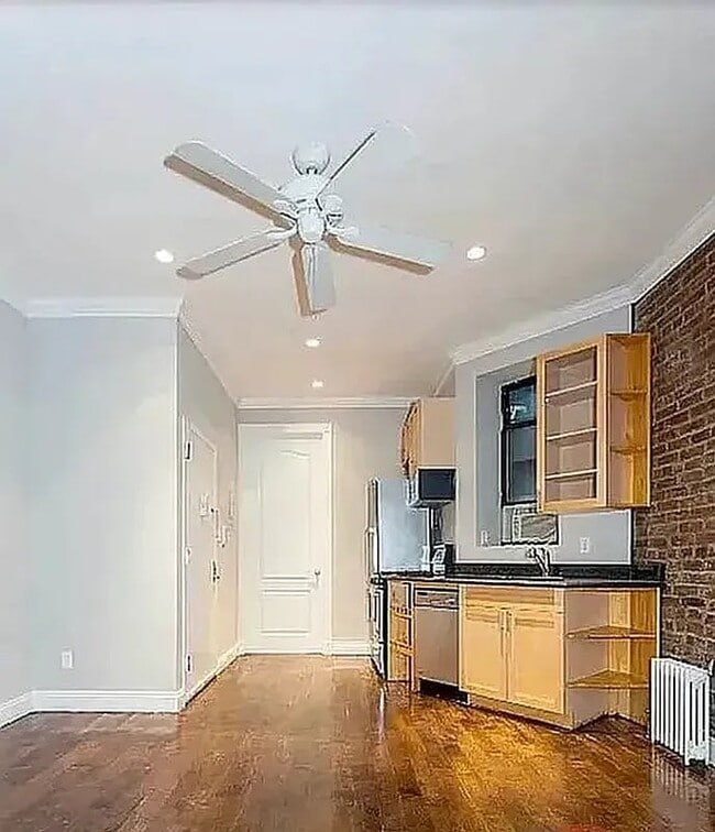 Photo - 235 E 14th St Unidad 1D