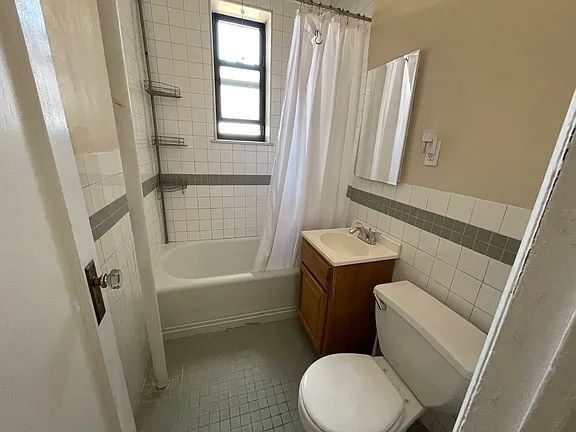 Photo - Beautiful and very spacious one-bedroom located in a charming building. Unit 3G