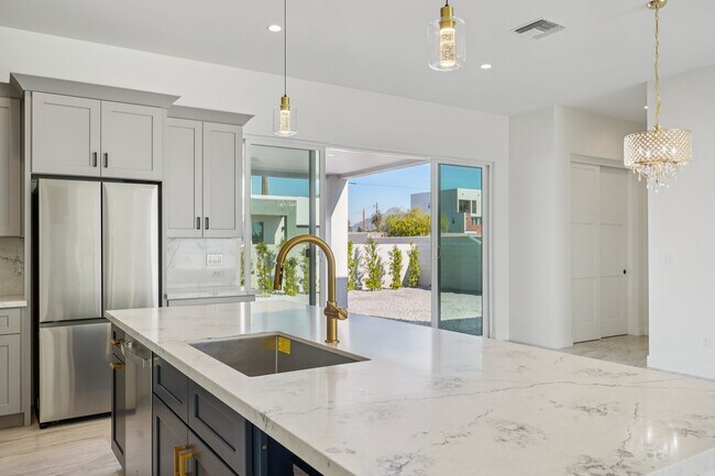 Photo - 910 E Roma Ave