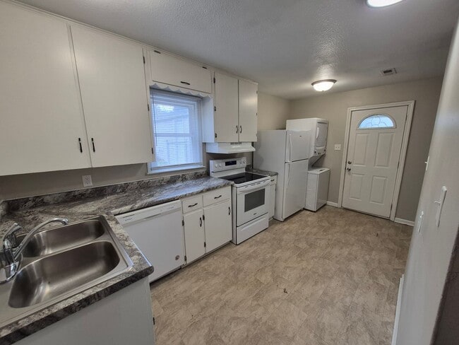 Building Photo - 2 bedroom home with 1+ car garage, pet fri...