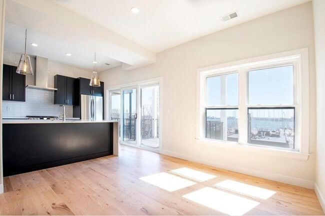 Building Photo - 275 Webster St Unit #3