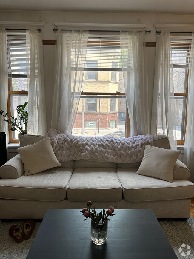 Building Photo - 719 Oakdale W Ave Unit ONE BED PLUS DEN-OFFICE Rental