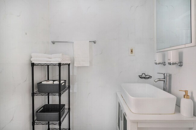 Photo - 454 W 47th St Unit ID1021932P