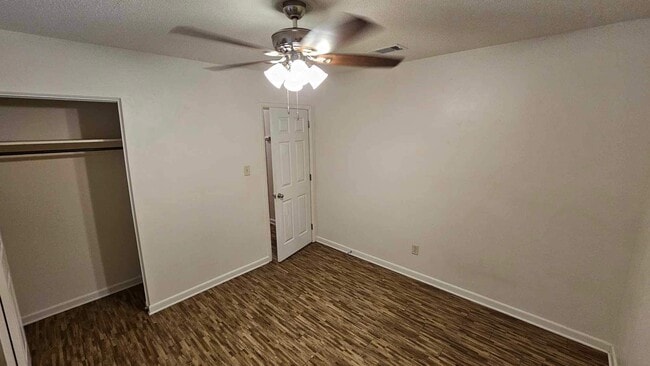 Photo - 513 Woodrow St NE