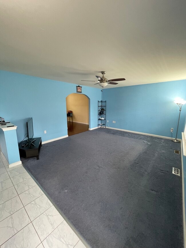 Living Room - 259 E Oakbourne Ave