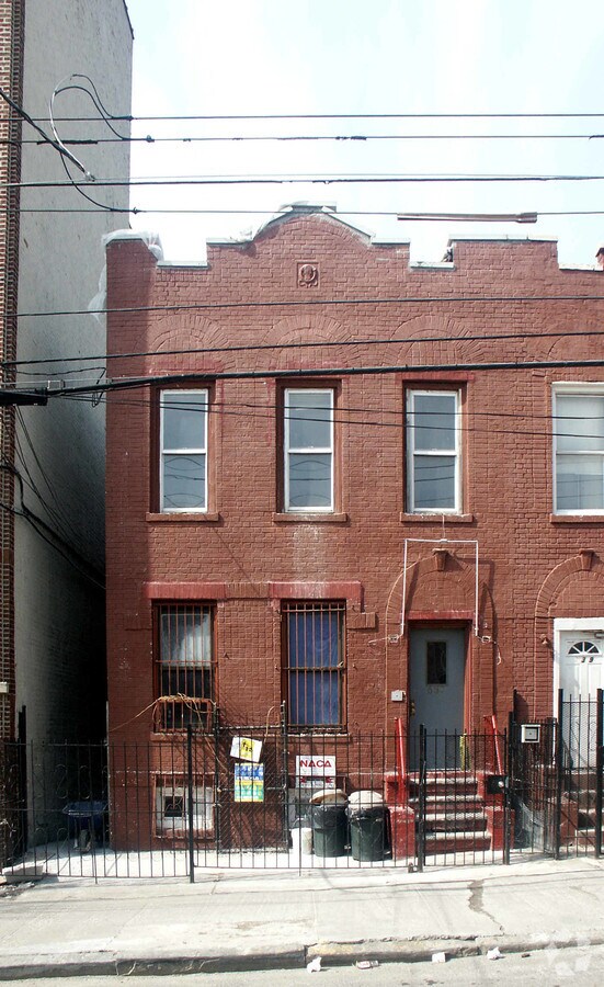 Photo - 637 Manida St Apartments