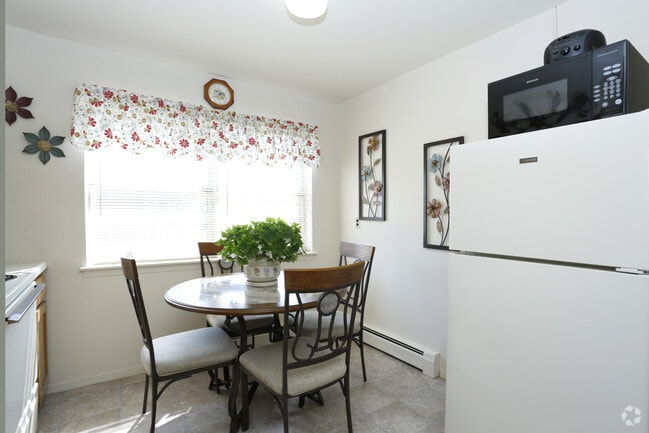 One Bedroom (Leasing Office) - Kitchen - Skytop Gardens