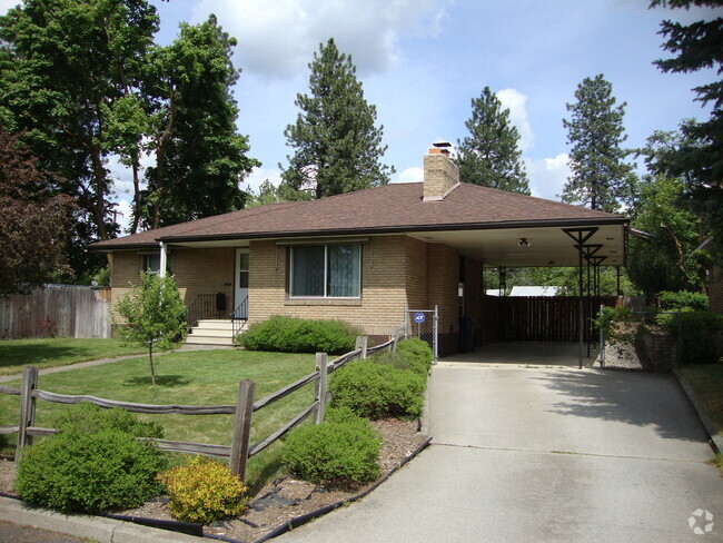 Building Photo - 3 Bedroom 1 Bath Brick Rancher Rental