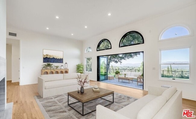Photo - 15851 Mulholland Pl Casa