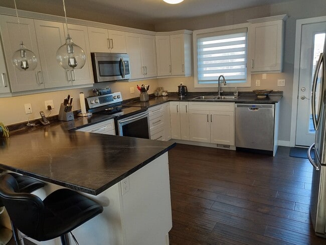 Building Photo - 166 Cougar Crescent Unit 1