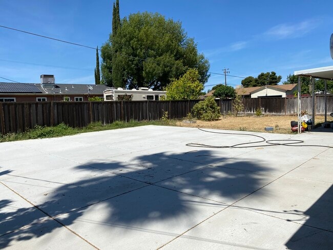 Photo - 593 Maxwell Ln