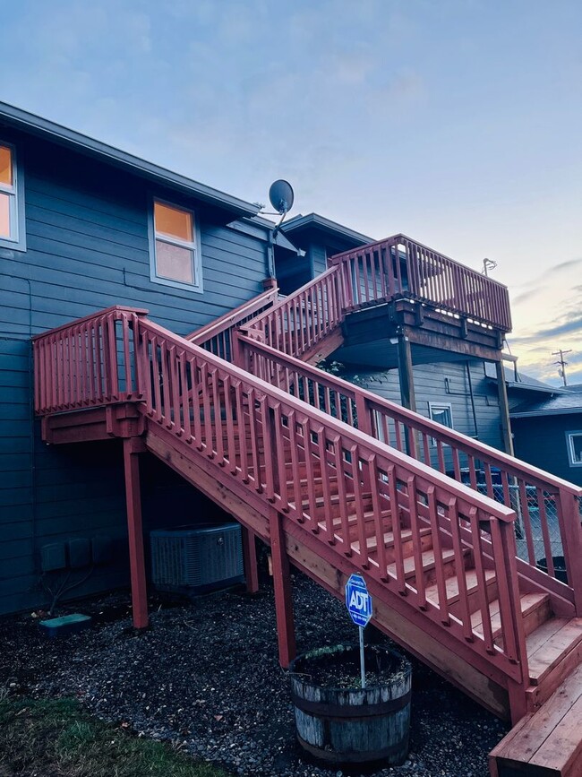 Building Photo - Large renovated 2 bedroom apartment in the...