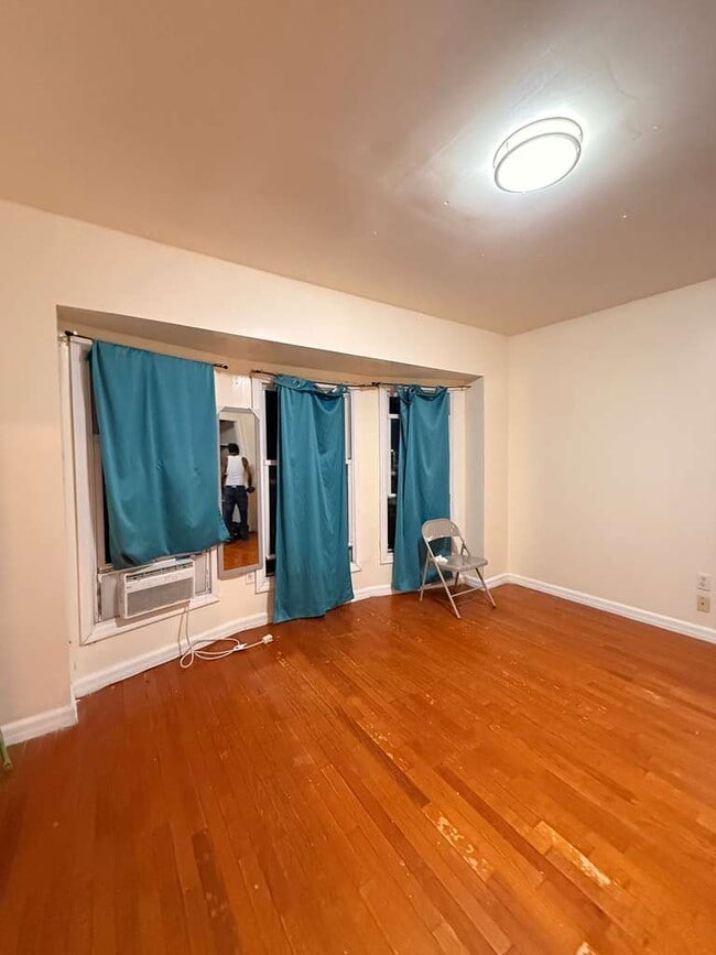 321 Eldert Ln Unit 2nd Floor