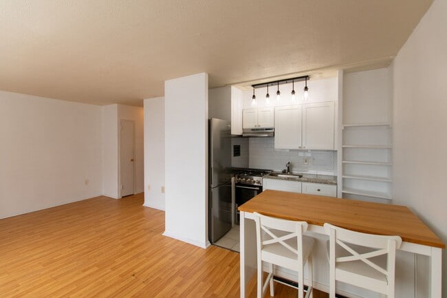 Building Photo - Rittenhouse Studio Condo with All Utilities Included!