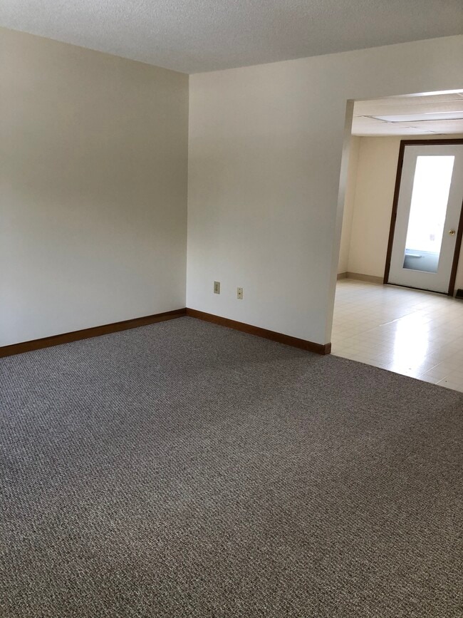 Entra en la sala de estar - 99 Shirley Cir