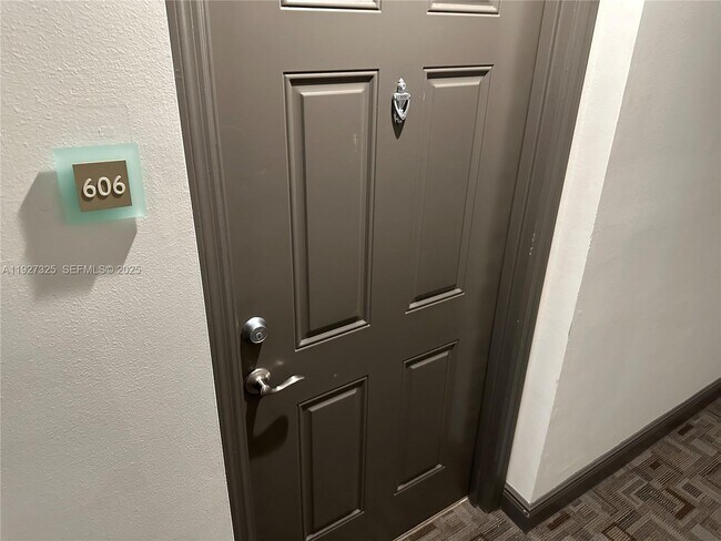 Photo - 2401 NE 65th St Unidad 606