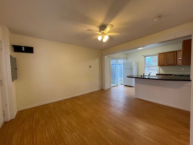 Building Photo - 66 Meadow St Unit A