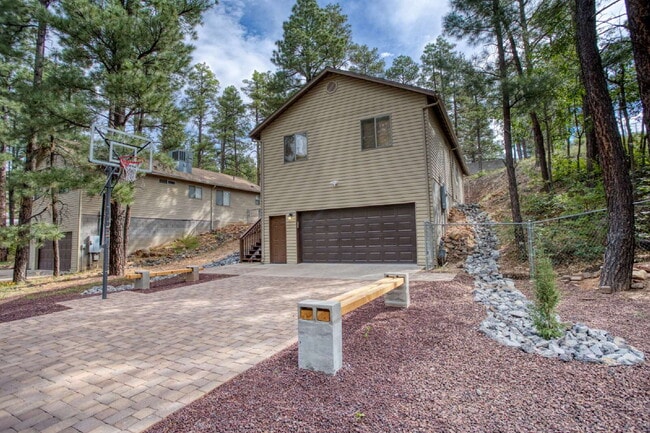 Building Photo - 901 24th Dr