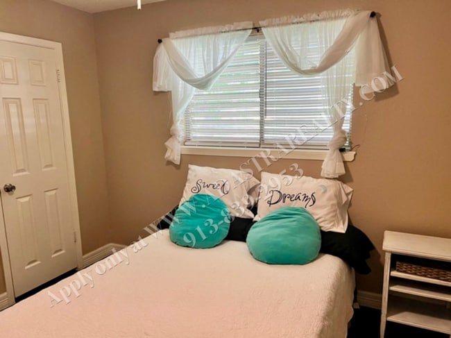 Photo - Updated 3 Bed and 2 Bath Duplex in Olathe-...