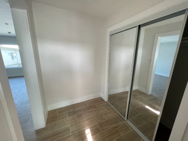 Photo - 7337 Woodley Ave Unidad 8