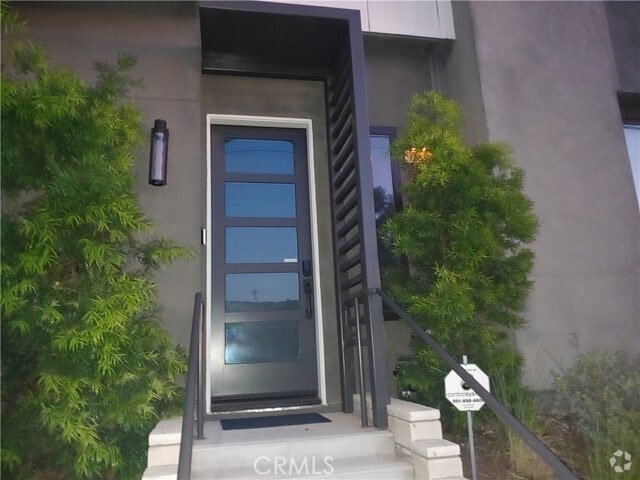 Building Photo - 275 W 8th St Rental