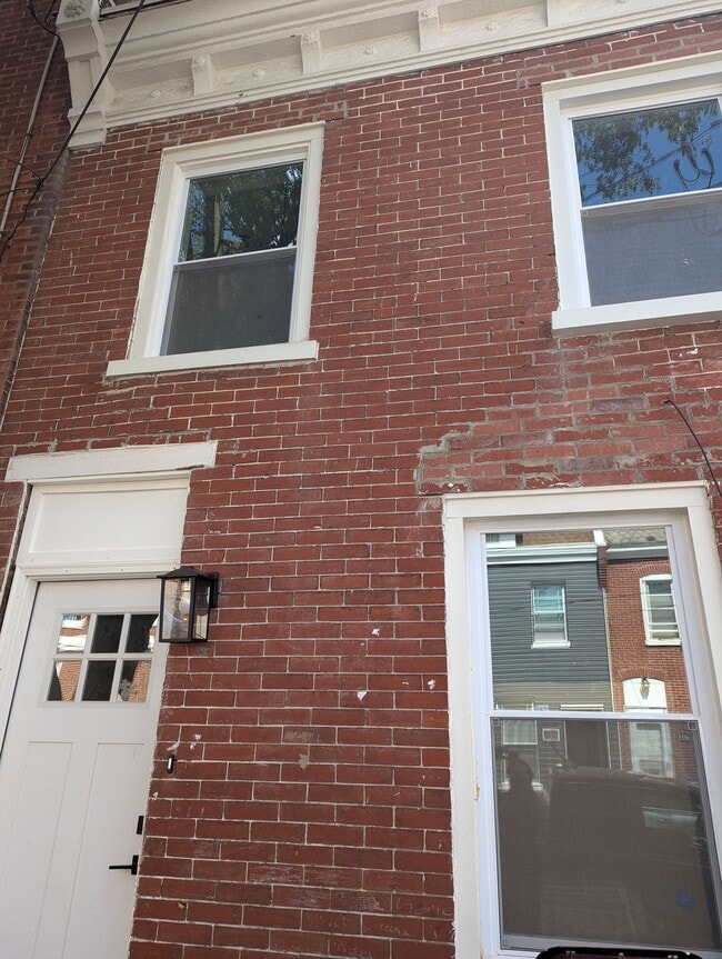 Building Photo - 614 W 8th St Rental