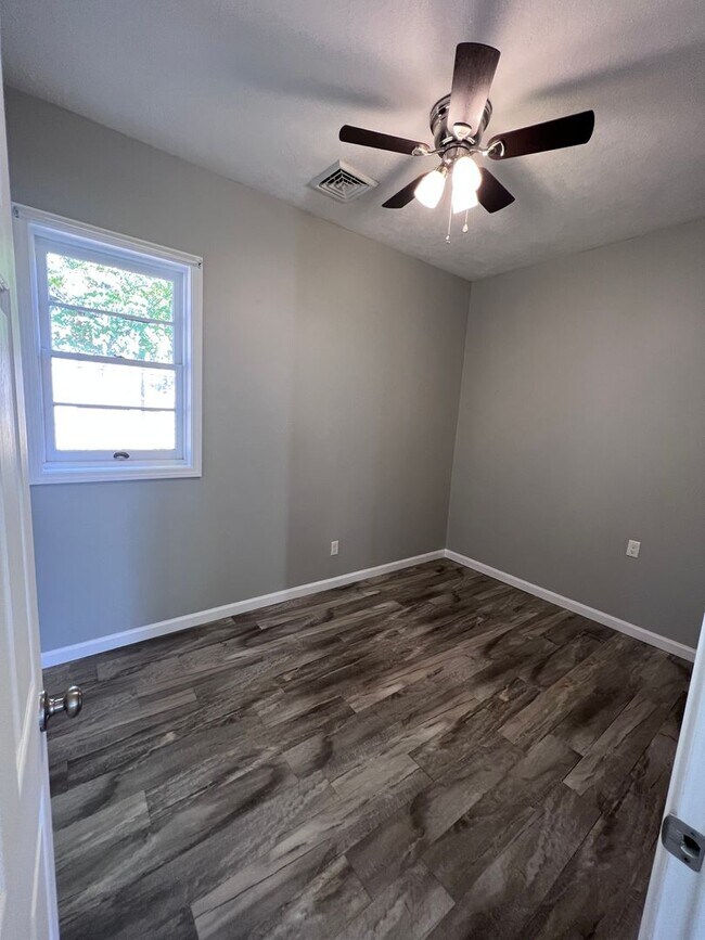 Fully renovated 2 bedroom unit with attach... House House Rental in