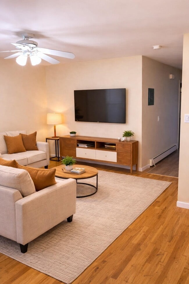 Photo - 10 E 10th St