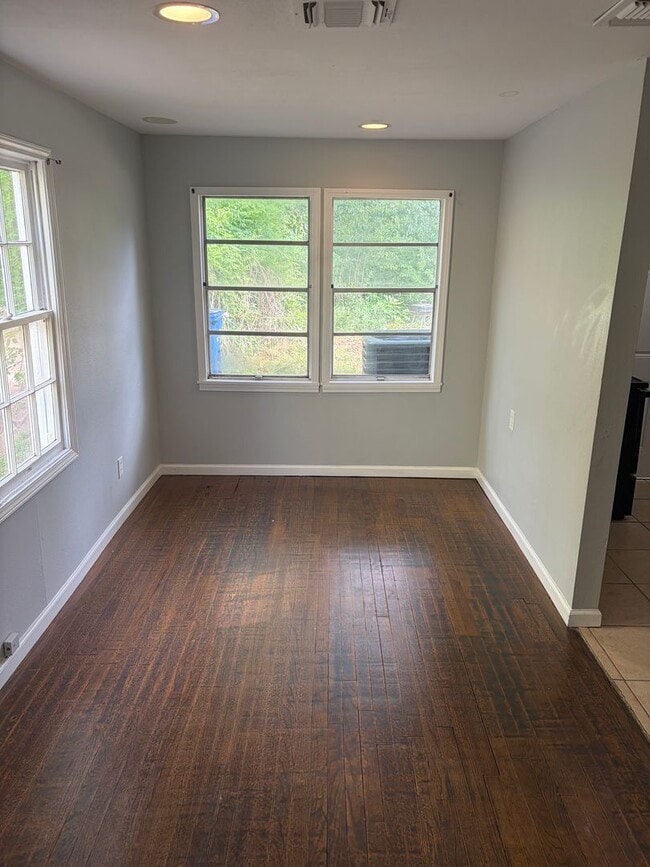 Photo - 2 Bedroom Highland Apartment