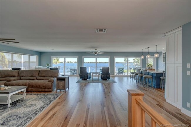 Photo - 26 SW Riverway Blvd