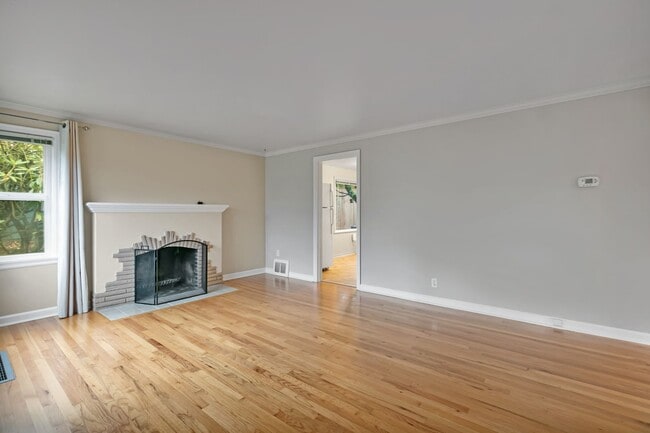 Photo - Charming Fauntleroy Craftsman Near Lincoln...