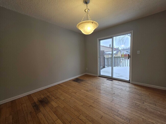 Photo - 745 Selkirk Rd