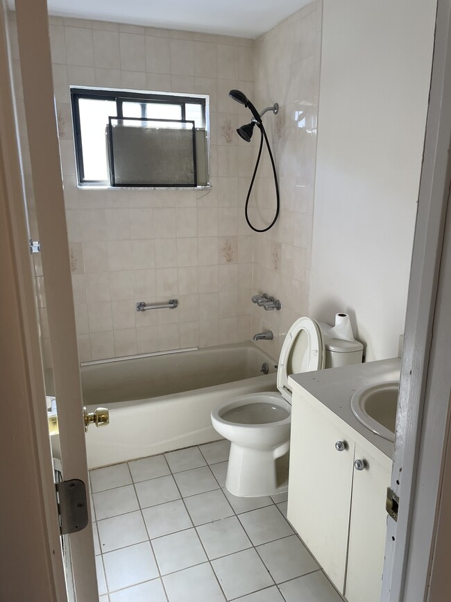Photo - 496 Elverton Ave
