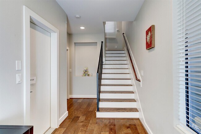 Photo - 3015 Gillespie St