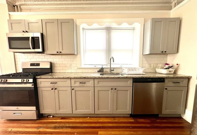 Building Photo - Gorgeous 2-Bedroom Apartment on Main Street! Available NOW!