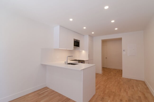 Building Photo - 4585 Av. Dupuis Unit 8