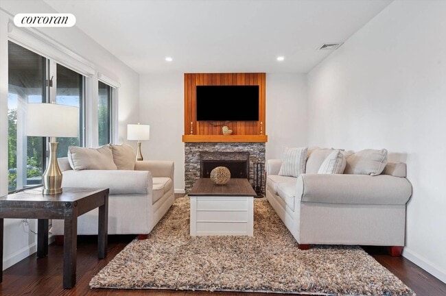 Photo - 11 Lawrence Ave