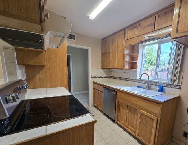 Photo - **** MOVE IN SPECIAL- 1/2 OFF FIRST MONTH ...