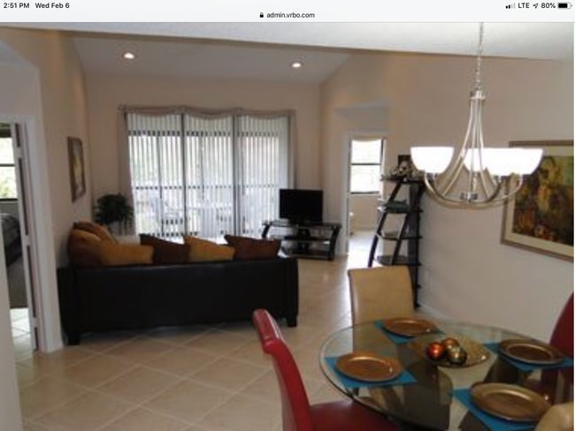 Sala de estar y comedor con iluminación empotrada, techo abovedado y vista al estanque. - 5265 Brisata Circle Unidad U