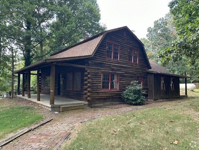 Building Photo - Country Charmer-4 Bedroom Log Home